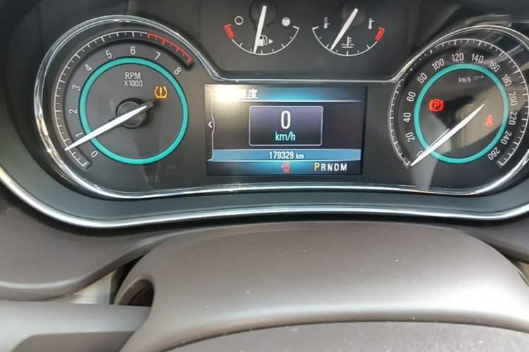 Used Buick Regal 2015 2.0L Elite Fashion Edition Odometer Close Up