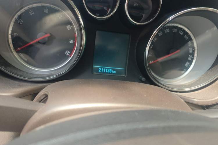 Used Buick Regal 2015 2.0L Leading Fashion Edition Odometer Close Up