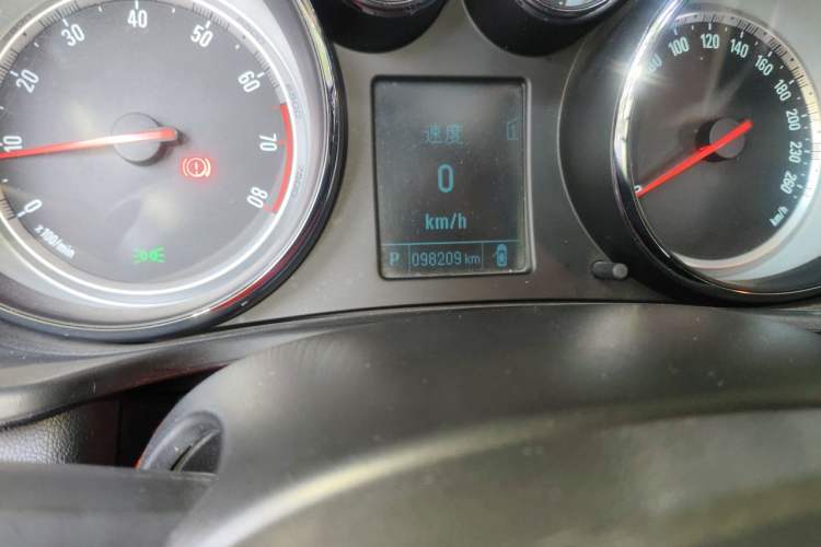 Used Buick Regal 2015 1.6T Leading Technology Model Odometer Close Up