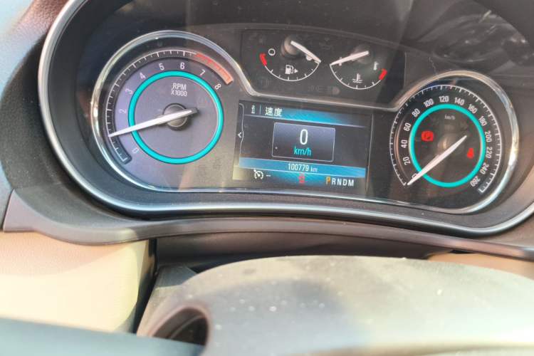 Used Buick Regal 2015 2.0L Elite Fashion Edition Odometer Close Up