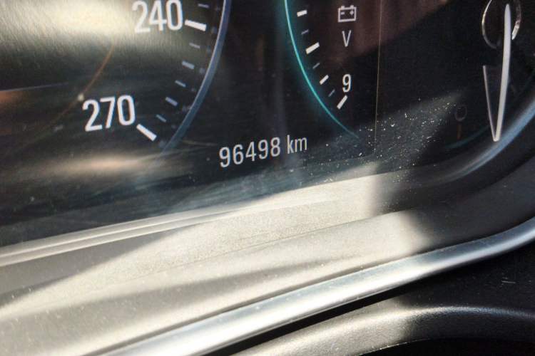 Used Buick Regal 2015 1.6T Elite Tech Model Odometer Close Up
