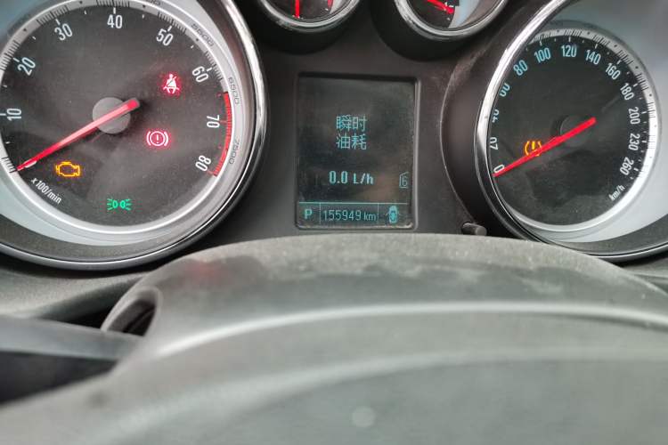 Used Buick Regal 2015 1.6T Leading Technology Model Odometer Close Up
