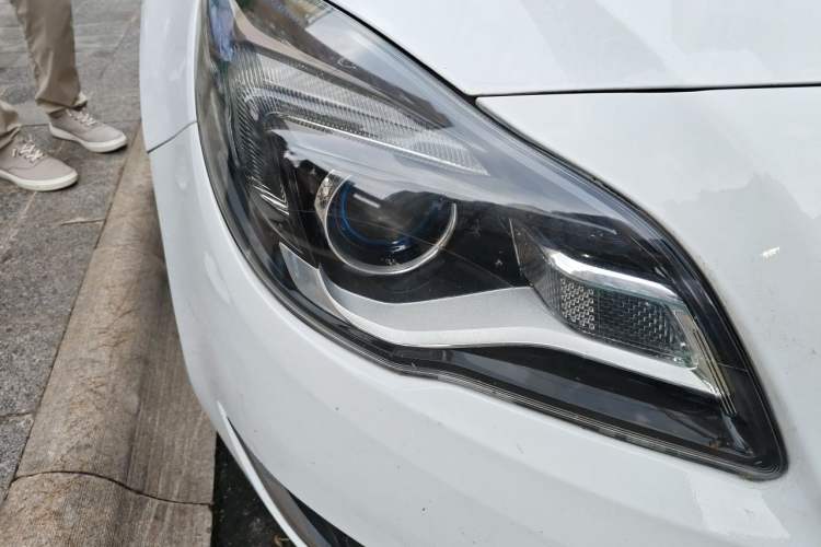 Used Buick Regal 2015 2.0L Elite Fashion Edition Right Front Headlight
