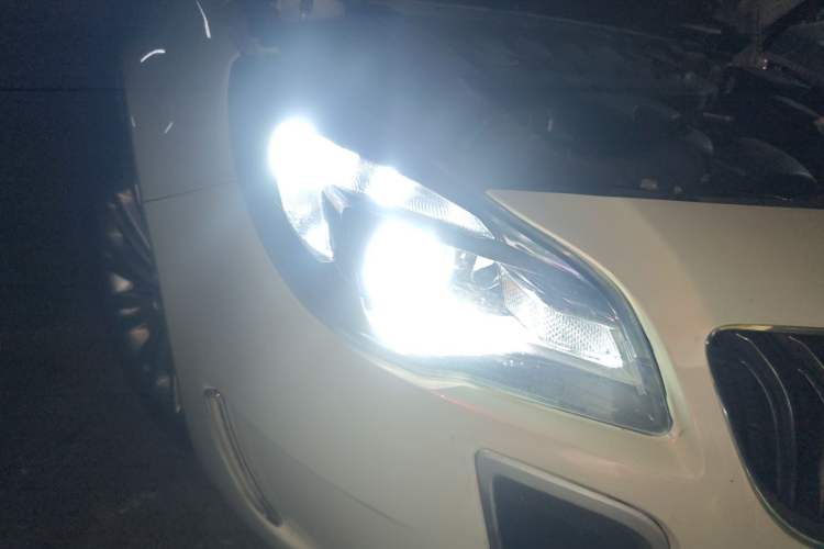 Used Buick Regal 2015 2.0L Elite Fashion Edition Right Front Headlight