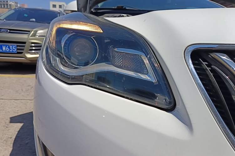 Used Buick Regal 2015 1.6T Elite Tech Model Right Front Headlight