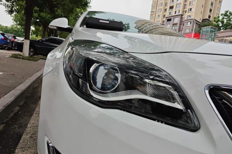 Used Buick Regal 2015 1.6T Elite Tech Model Right Front Headlight