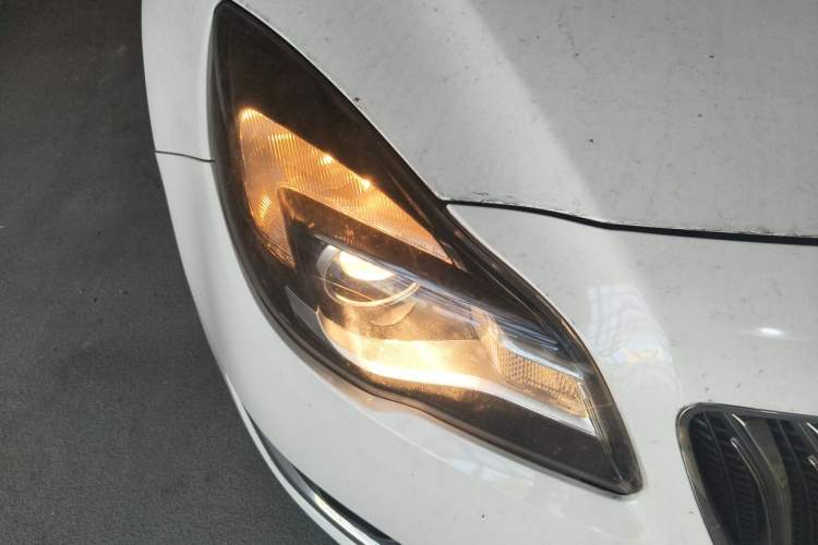 Used Buick Regal 2015 1.6T Leading Technology Model Right Front Headlight