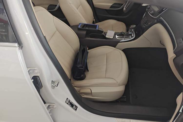 Used Buick Regal 2015 2.0L Elite Fashion Edition Right Front Seat
