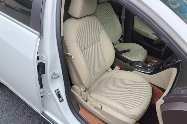 Used Buick Regal 2015 2.0L Leading Fashion Edition Right Front Seat
