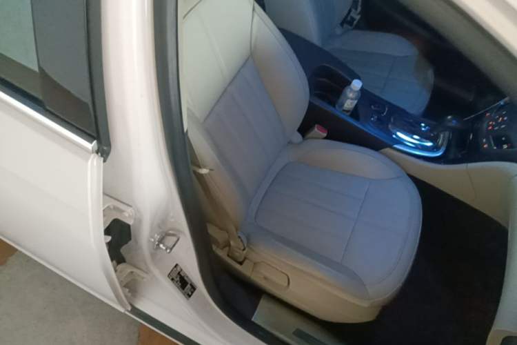 Used Buick Regal 2015 2.0L Elite Fashion Edition Right Front Seat