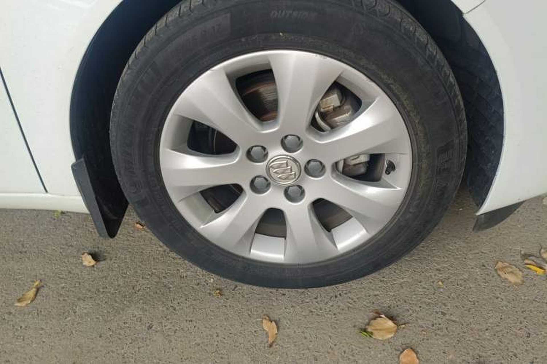 Used Buick Regal 2015 2.0L Elite Fashion Edition Right Front Wheel Hub