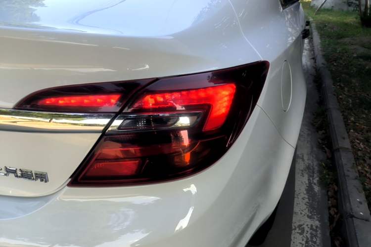 Used Buick Regal 2015 1.6T Leading Technology Model Right Rear Taillight