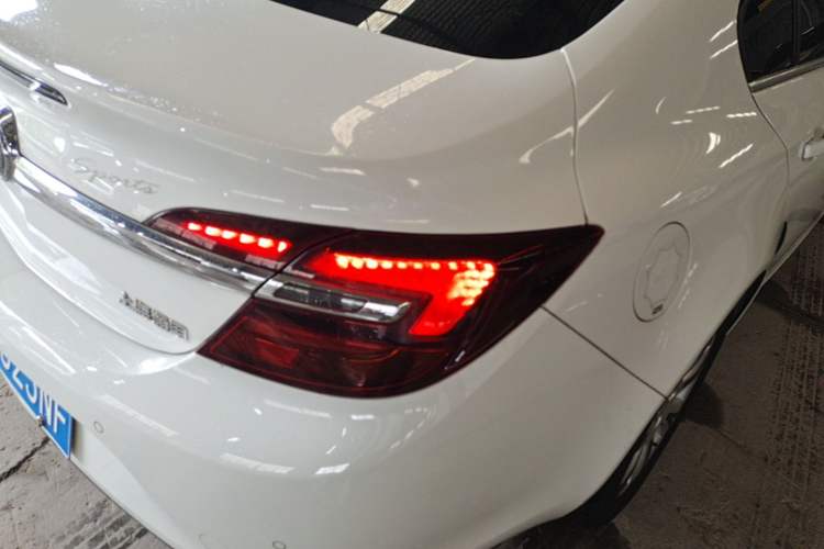 Used Buick Regal 2015 2.0L Leading Fashion Edition Right Rear Taillight