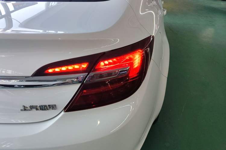 Used Buick Regal 2015 2.0L Leading Fashion Edition Right Rear Taillight