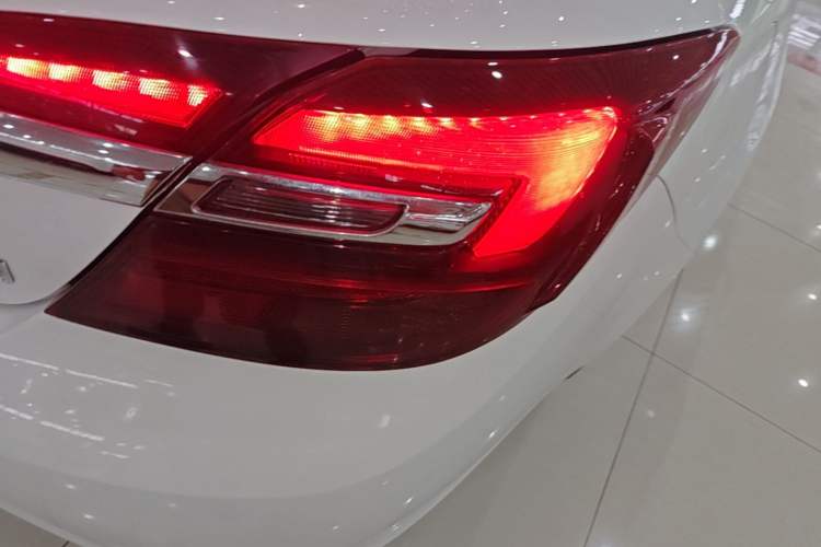 Used Buick Regal 2015 2.0L Elite Fashion Edition Right Rear Taillight