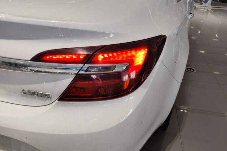 Used Buick Regal 2015 2.0L Elite Fashion Edition Right Rear Taillight