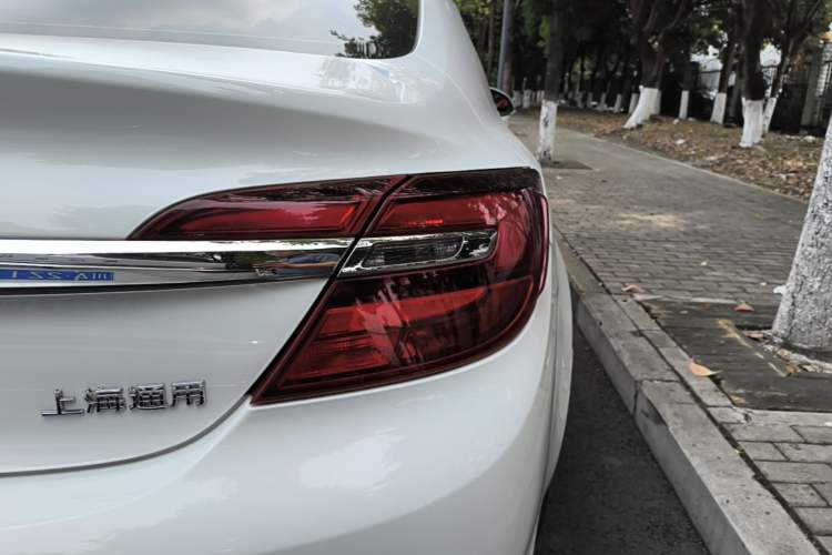 Used Buick Regal 2015 2.0L Leading Fashion Edition Right Rear Taillight