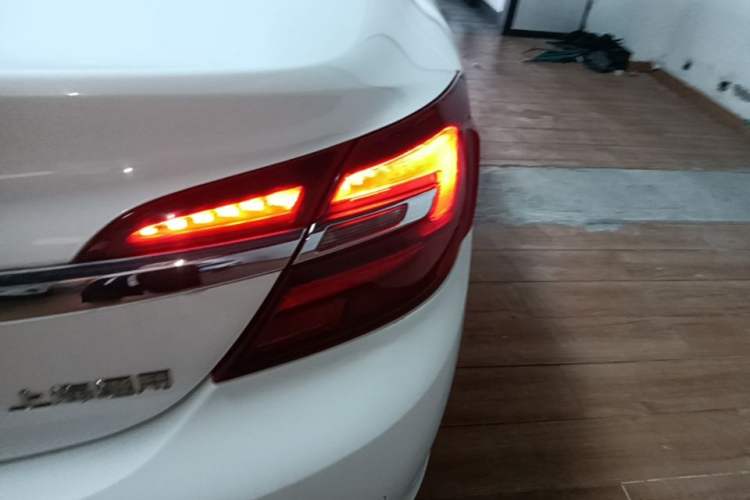 Used Buick Regal 2015 2.0L Elite Fashion Edition Right Rear Taillight