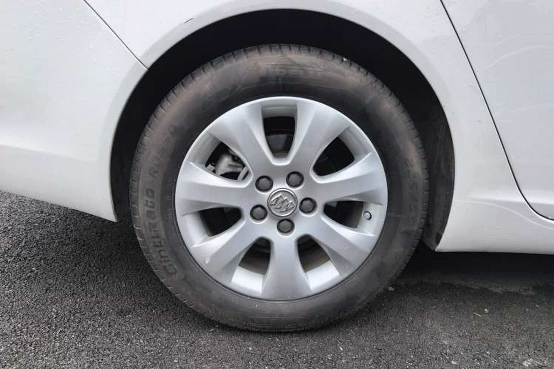 Used Buick Regal 2015 2.0L Leading Fashion Edition Right Rear Wheel Hub