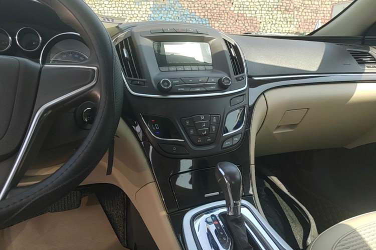Used Buick Regal 2015 2.0L Leading Fashion Edition Audio And AC Panel