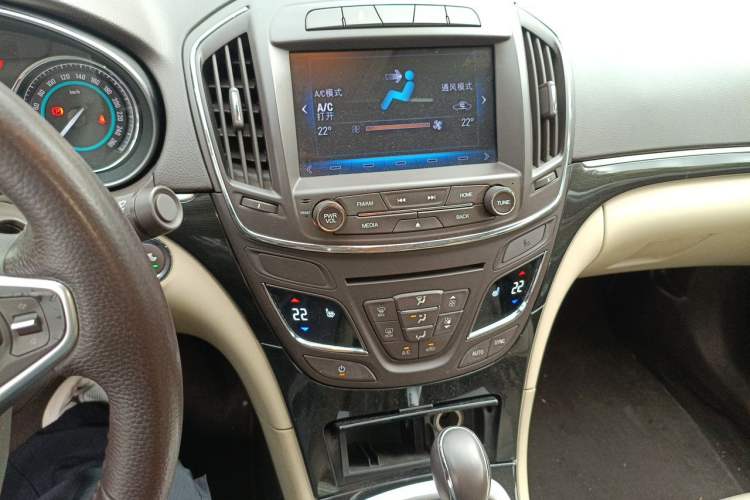 Used Buick Regal 2015 2.0L Elite Fashion Edition Audio And AC Panel
