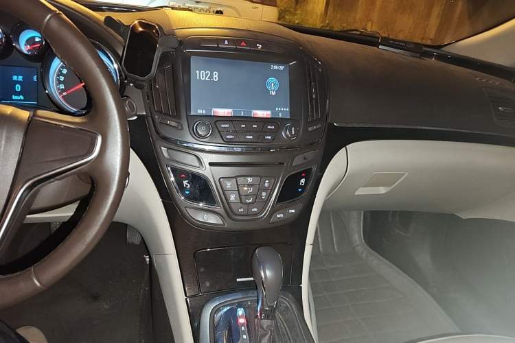 Used Buick Regal 2015 2.0L Leading Fashion Edition Audio And AC Panel