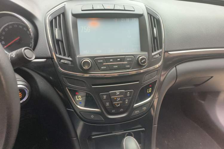 Used Buick Regal 2015 1.6T Leading Technology Model Audio And AC Panel