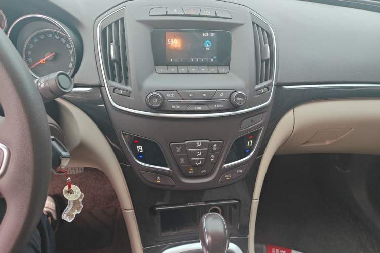 Used Buick Regal 2015 2.0L Leading Fashion Edition Audio And AC Panel