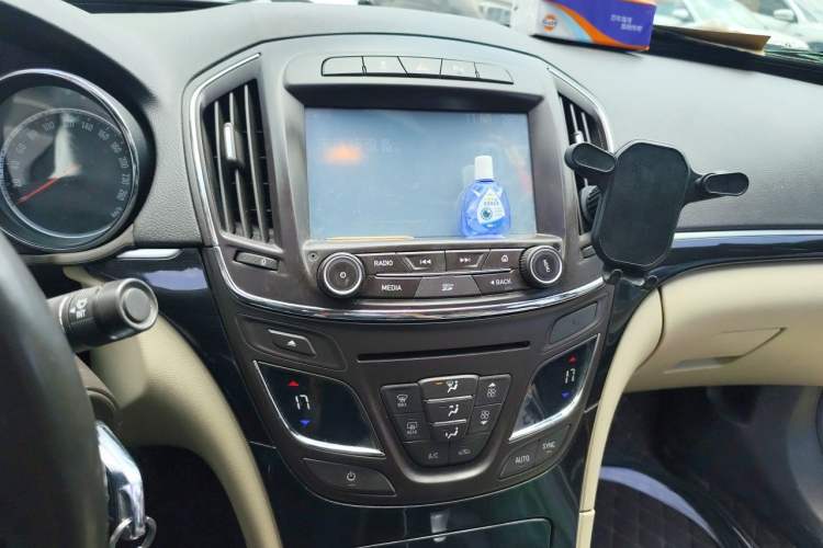 Used Buick Regal 2015 2.0L Leading Fashion Edition Audio And AC Panel