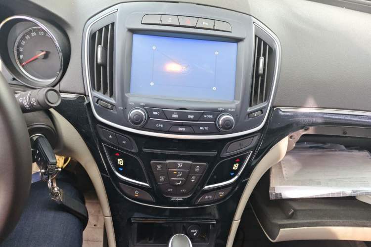 Used Buick Regal 2015 2.0L Leading Fashion Edition Audio And AC Panel