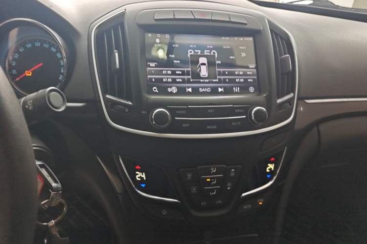 Used Buick Regal 2015 1.6T Leading Technology Model Audio And AC Panel