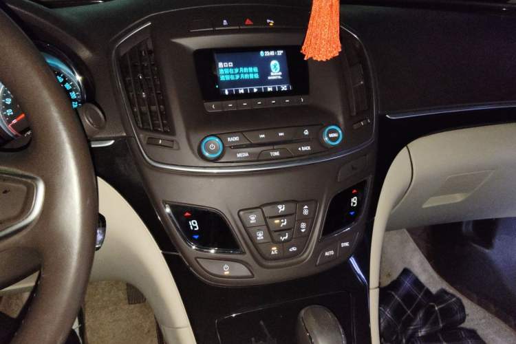 Used Buick Regal 2015 2.0L Leading Fashion Edition Audio And AC Panel