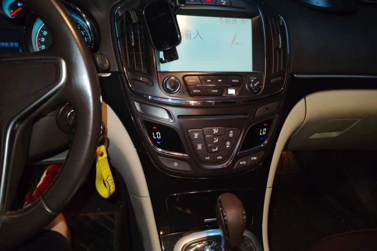 Used Buick Regal 2015 2.0L Leading Fashion Edition Audio And AC Panel