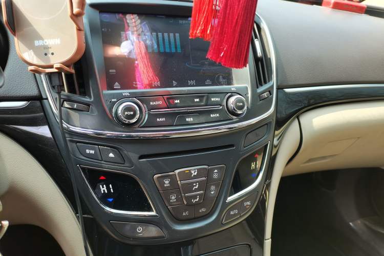 Used Buick Regal 2015 2.0L Leading Fashion Edition Audio And AC Panel