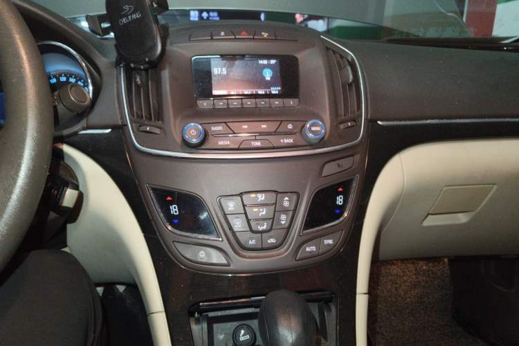 Used Buick Regal 2015 2.0L Leading Fashion Edition Audio And AC Panel