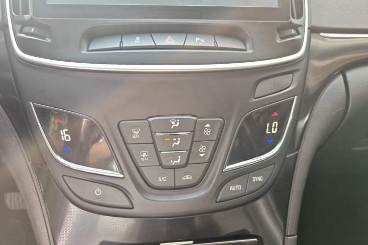 Used Buick Regal 2015 1.6T Leading Technology Model Audio And AC Panel