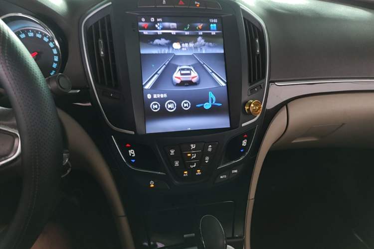 Used Buick Regal 2015 2.0L Leading Fashion Edition Audio And AC Panel