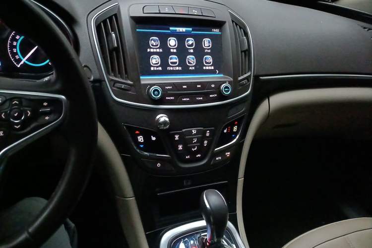 Used Buick Regal 2015 2.0L Elite Fashion Edition Audio And AC Panel