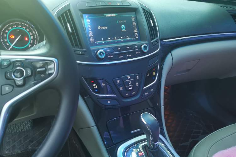 Used Buick Regal 2015 2.0L Elite Fashion Edition Audio And AC Panel
