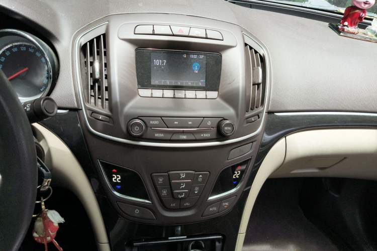 Used Buick Regal 2015 2.0L Leading Fashion Edition Audio And AC Panel