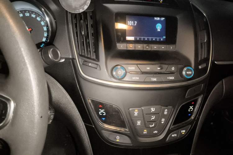 Used Buick Regal 2015 1.6T Leading Technology Model Audio And AC Panel