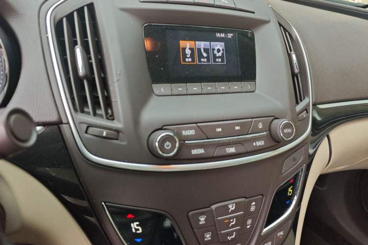 Used Buick Regal 2015 2.0L Leading Fashion Edition Audio And AC Panel