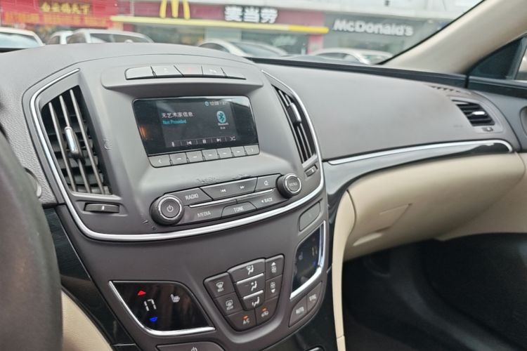 Used Buick Regal 2015 2.0L Elite Fashion Edition Audio And AC Panel