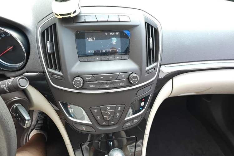 Used Buick Regal 2015 2.0L Leading Fashion Edition Audio And AC Panel