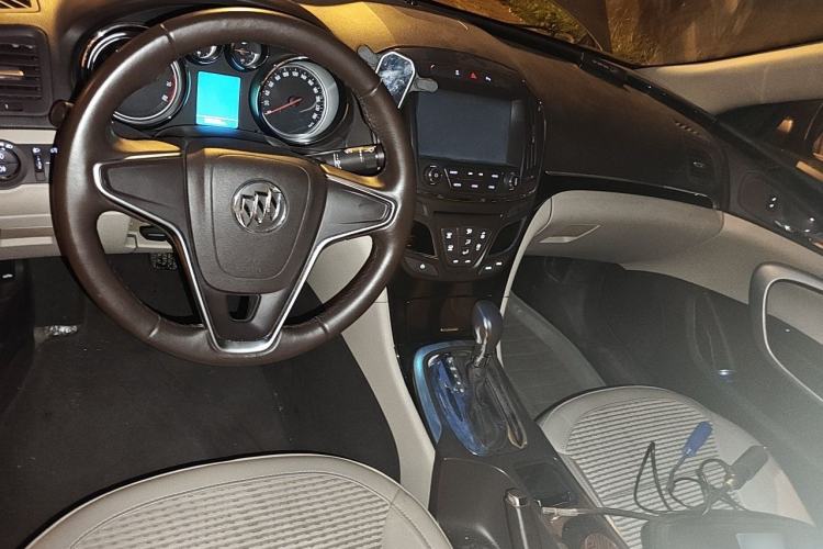 Used Buick Regal 2015 2.0L Leading Fashion Edition Center Console
