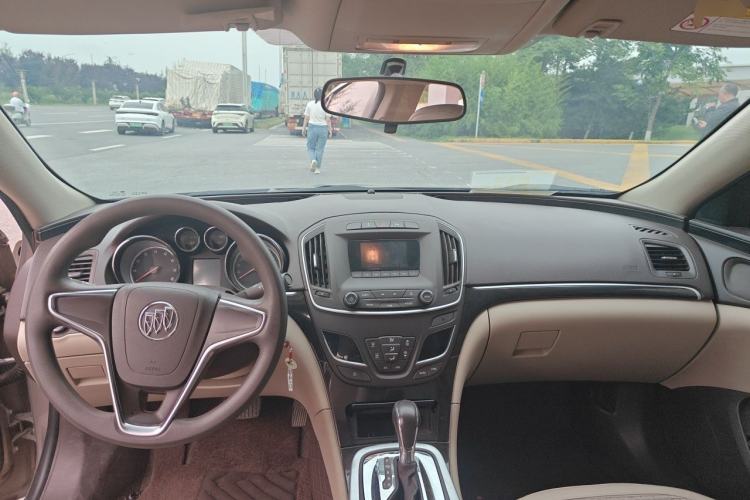 Used Buick Regal 2015 2.0L Leading Fashion Edition Center Console