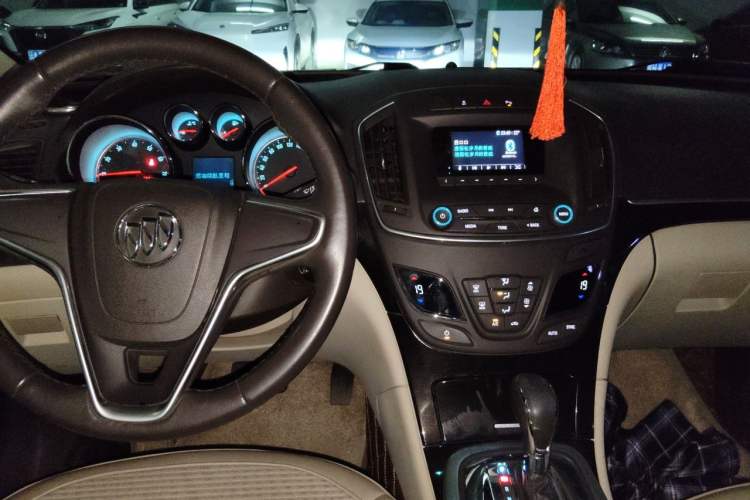 Used Buick Regal 2015 2.0L Leading Fashion Edition Center Console