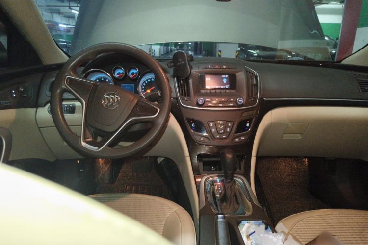 Used Buick Regal 2015 2.0L Leading Fashion Edition Center Console