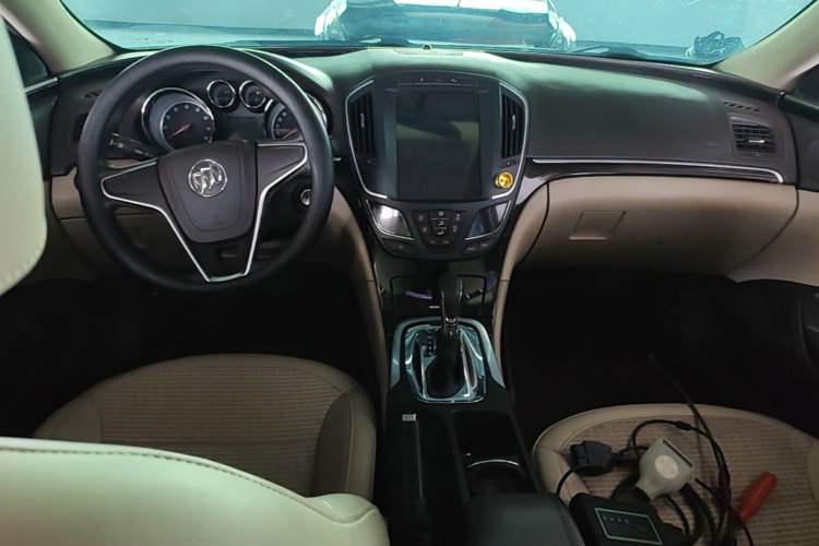 Used Buick Regal 2015 2.0L Leading Fashion Edition Center Console