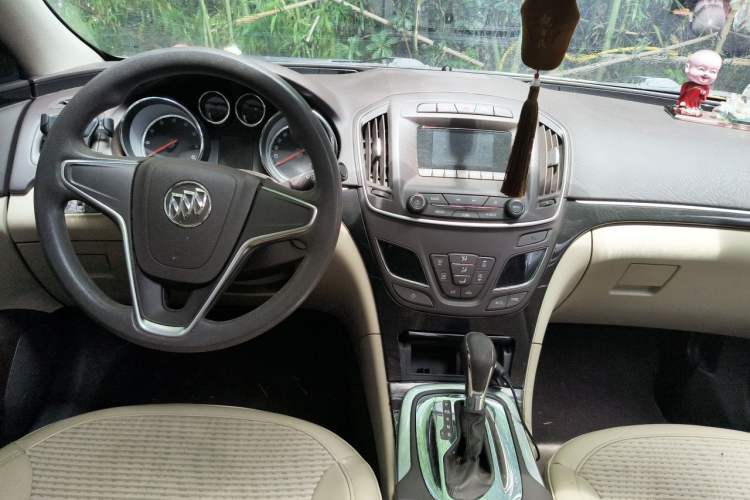Used Buick Regal 2015 2.0L Leading Fashion Edition Center Console